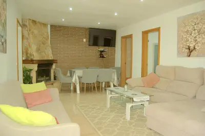 Zona de estar de casa vacacional con piscina privada