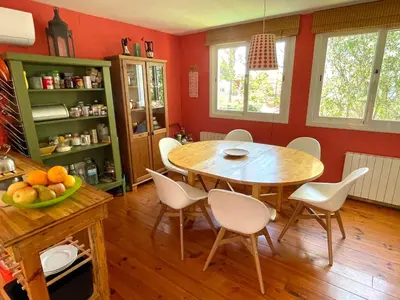 Una cocina o zona de cocina en Casa familiar con piscina cerca del mar y montaña