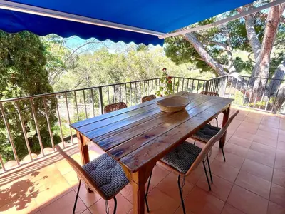 Un balcón o terraza de Casa familiar con piscina cerca del mar y montaña