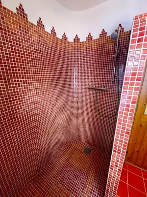 Un baño de Casa familiar con piscina cerca del mar y montaña