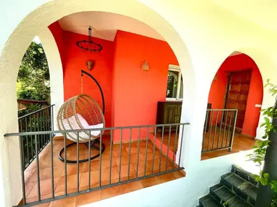 Un balcón o terraza de Casa familiar con piscina cerca del mar y montaña