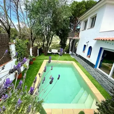 Casa familiar con piscina cerca del mar y montaña