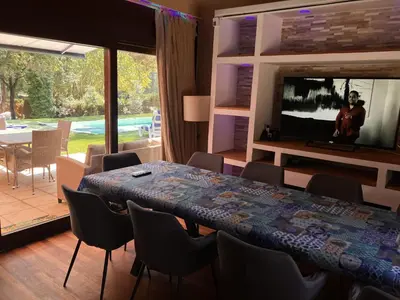 Una televisión o centro de entretenimiento en Casa Natura Flassia de 240m2 con piscina privada