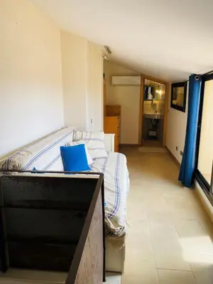 Cama o camas de una habitación en Bright and central apartment