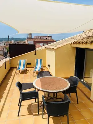 Un balcón o terraza de Bright and central apartment