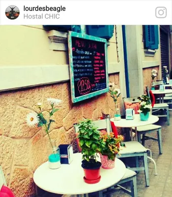 Un restaurante o sitio para comer en Hotel Hostal Chic
