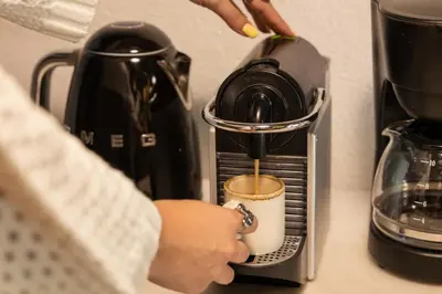 Utensilios para hacer té y café en Masia elegant amb jardí i piscina