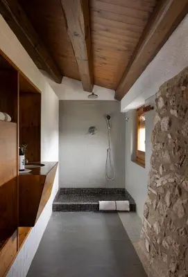 Un baño de Masia elegant amb jardí i piscina