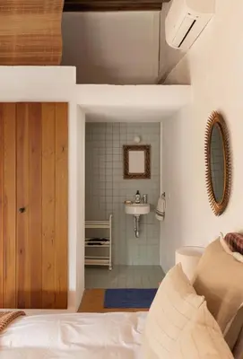 Un baño de Masia elegant amb jardí i piscina