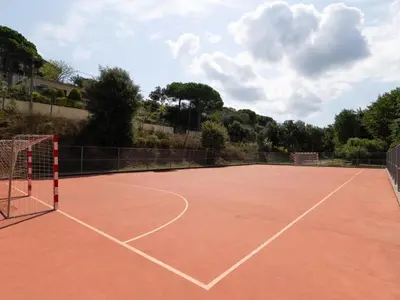 Instalaciones para jugar a tenis o squash en Villa Winahost Sant Cosme con piscina privada o alrededores