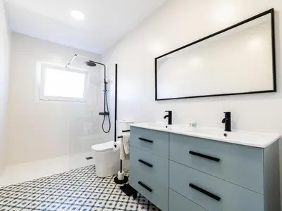 Un baño de Villa Winahost Sant Cosme con piscina privada
