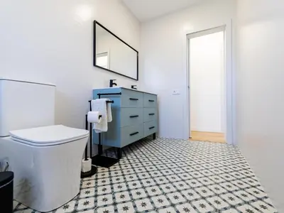 Un baño de Villa Winahost Sant Cosme con piscina privada