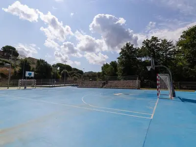 Instalaciones para jugar a tenis o squash en Villa Winahost Sant Cosme con piscina privada o alrededores