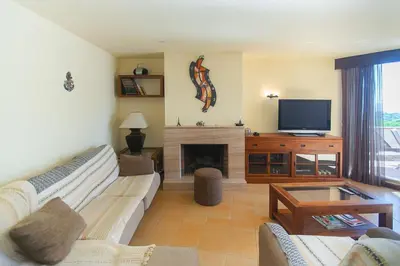 Una televisión o centro de entretenimiento en WELCS APARTAMENTO 284 PDA con terraza y vistas