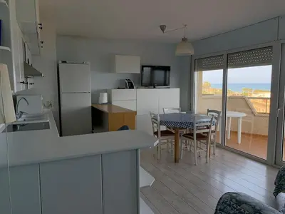 Una cocina o zona de cocina en Precioso apartamento en primera linea de mar Beautiful apartment on the first line of the sea