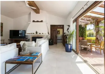 Una televisión o centro de entretenimiento en Casa Bali Costa brava