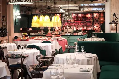 Un restaurante o sitio para comer en Hotel & Restaurant Marina Palamós