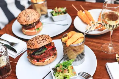Comida en o cerca de este hotel