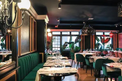 Un restaurante o sitio para comer en Hotel & Restaurant Marina Palamós