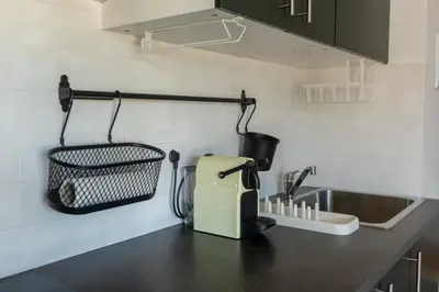 Una cocina o zona de cocina en Seamount, Apartment beside Beach with Balcony