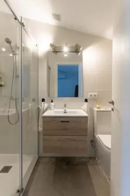 Un baño de Seamount, Apartment beside Beach with Balcony