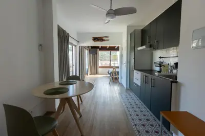 Una cocina o zona de cocina en Seamount, Apartment beside Beach with Balcony