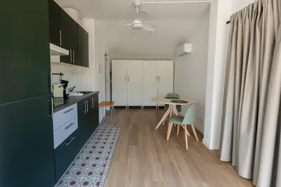 Una cocina o zona de cocina en Seamount, Apartment beside Beach with Balcony