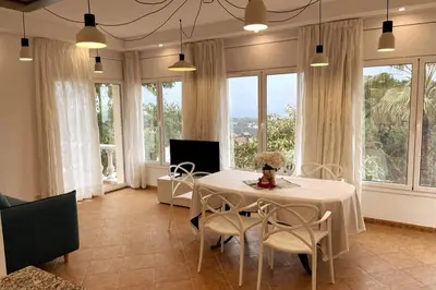 Una televisión o centro de entretenimiento en Mediterranean Villa sea views