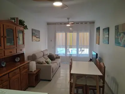 Zona de estar de petit apartament a 100 m de la platja