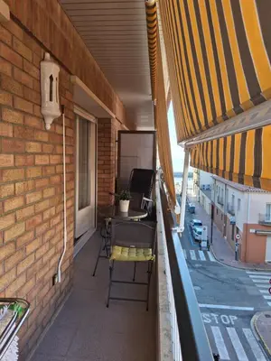 Un balcón o terraza de petit apartament a 100 m de la platja