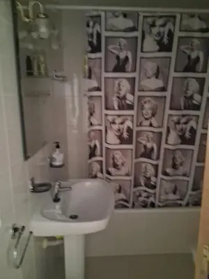 Un baño de petit apartament a 100 m de la platja