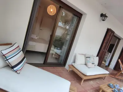Zona de estar de Apartamento Luminoso Cerca de la Playa en Platja d'Aro con Parking Incluido - ES-209-96