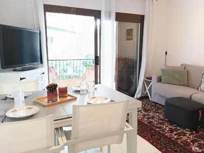 Una televisión o centro de entretenimiento en Apartamento Luminoso Cerca de la Playa en Platja d'Aro con Parking Incluido - ES-209-96