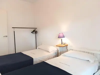 Cama o camas de una habitación en Apartamento Luminoso Cerca de la Playa en Platja d'Aro con Parking Incluido - ES-209-96