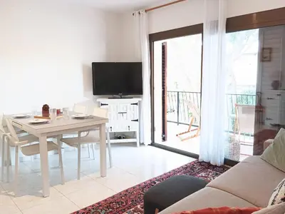 Una televisión o centro de entretenimiento en Apartamento Luminoso Cerca de la Playa en Platja d'Aro con Parking Incluido - ES-209-96