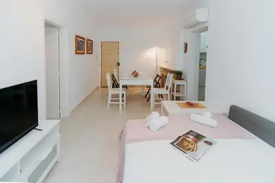 Una televisión o centro de entretenimiento en WELCS APARTAMENTO 288 PDA cerca del mar