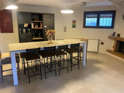Una cocina o zona de cocina en Charming village house for families & cyclists