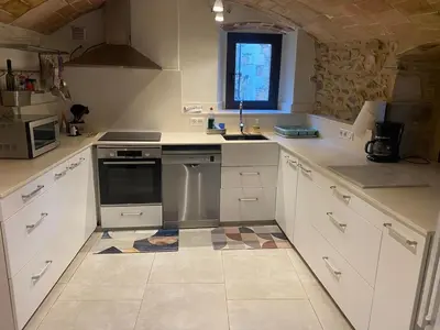 Una cocina o zona de cocina en Charming village house for families & cyclists
