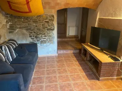 Una televisión o centro de entretenimiento en Charming village house for families & cyclists