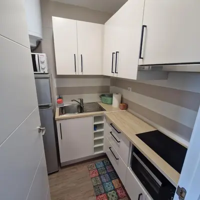 Una cocina o zona de cocina en Apartamento con vistas al mar y montaña - Piscina