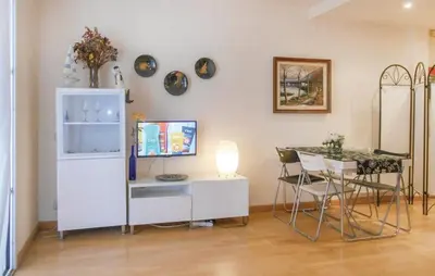 Una televisión o centro de entretenimiento en Acogedor