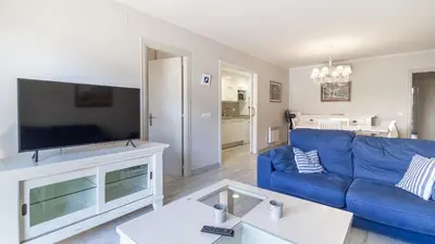 Una televisión o centro de entretenimiento en Posidonia Suite - Amplio apartamento junto al mar