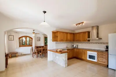 Una cocina o zona de cocina en Beautiful Spacious Villa with Mountain View and Private Pool