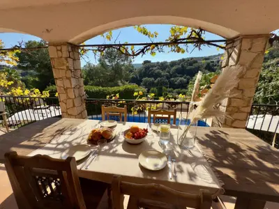 Un balcón o terraza de Beautiful Spacious Villa with Mountain View and Private Pool