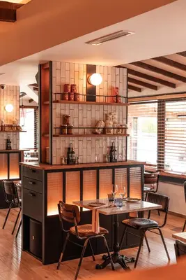 Un restaurante o sitio para comer en Hostal Boutique - Rivolto Rooms