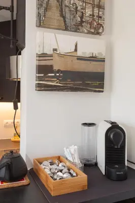Utensilios para hacer té y café en La Platjeta