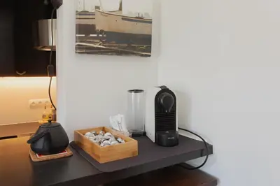 Utensilios para hacer té y café en La Platjeta