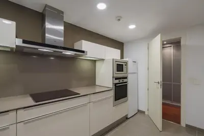 Una cocina o zona de cocina en Apartamento Carlemany con tres habitaciones dobles
