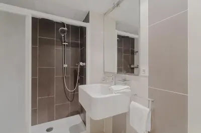 Un baño de Apartamento Carlemany con tres habitaciones dobles
