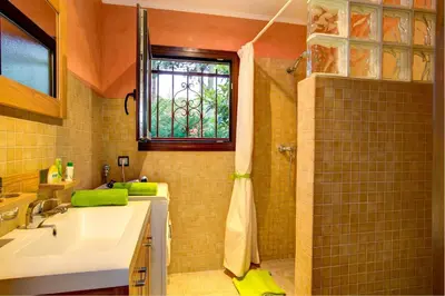 Un baño de Níspero